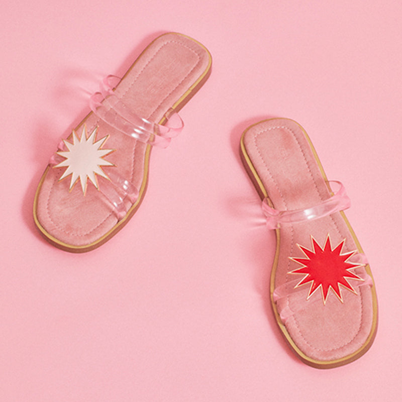 Bijou clip en forme d'étoile rose pale porté sur sandales transparentes