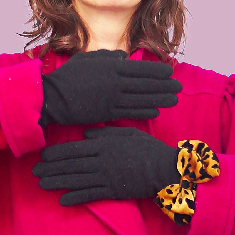 Bijou à clip noeud en tissu léopard porté sur gants