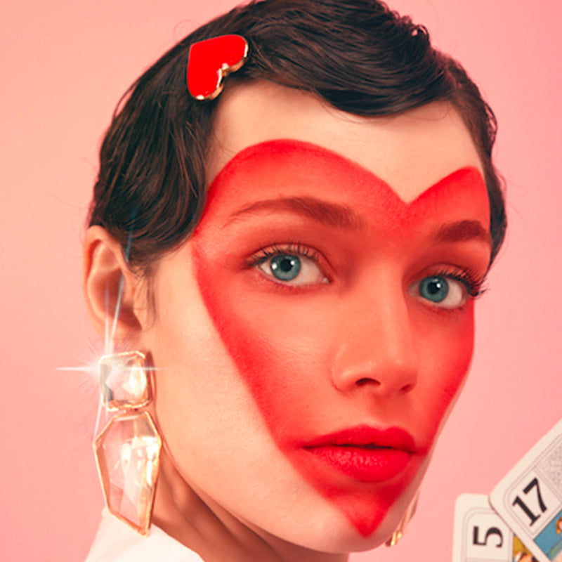 Bijou clip en forme de cœur rouge porté dans cheveux