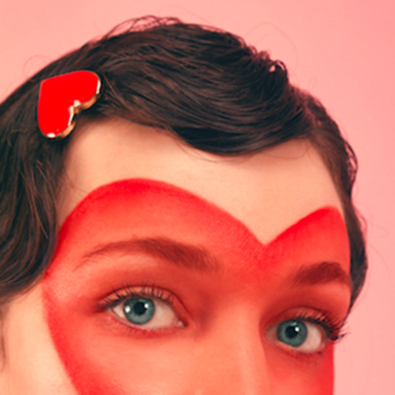 Bijou clip en forme de cœur rouge porté dans cheveux