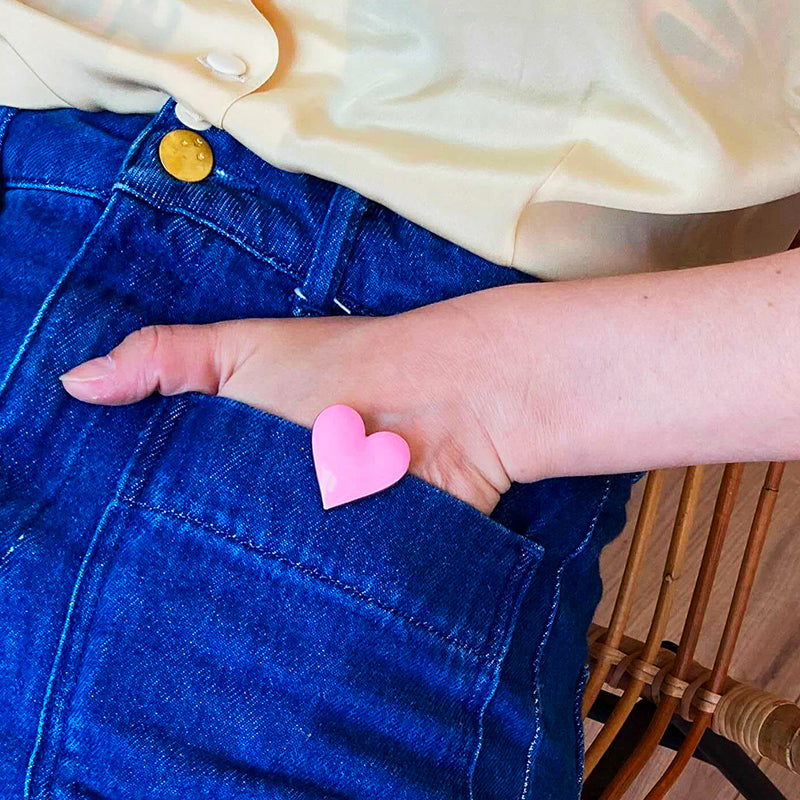 Bijou clip en forme de cœur rose porté sur poche jean