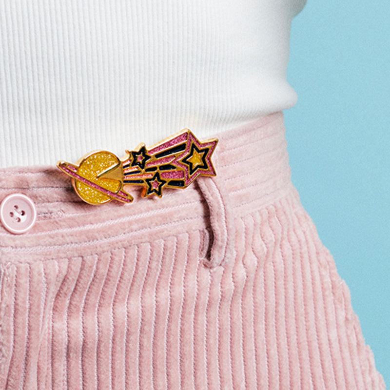Bijou clip en forme d'étoile filante pailletée portée sur ceinture pantalon velours rose