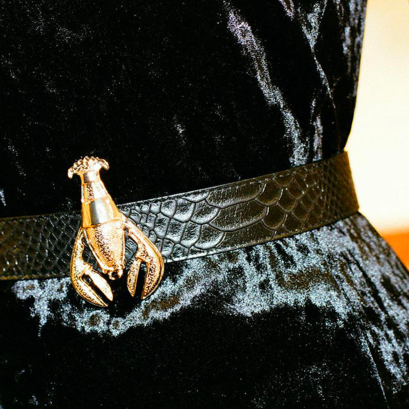 Bijou clip en forme de homard doré sur ceinture