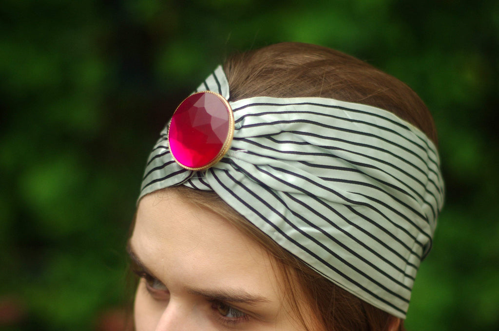 HATCH GRENAT, clap bijoux rond couleur grenat, résine facettée et métal zamac