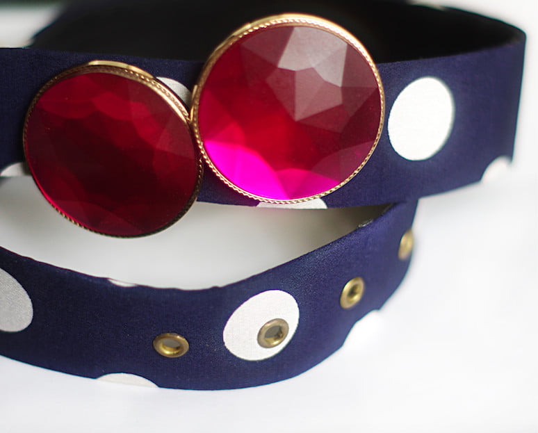 HATCH GRENAT, clap bijoux rond couleur grenat, résine facettée et métal zamac