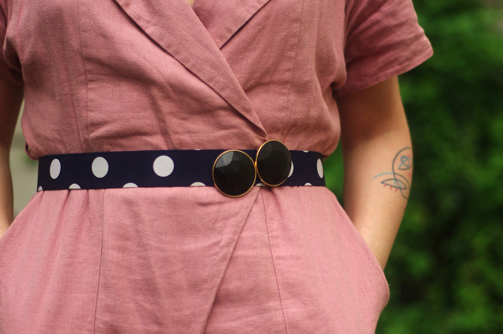 HATCH NOIR, clap bijoux rond couleur noire, résine facettée et métal zamac