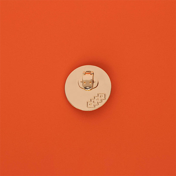 HATCH PURPLE, clap bijoux rond couleur violet, résine facettée et métal zamac