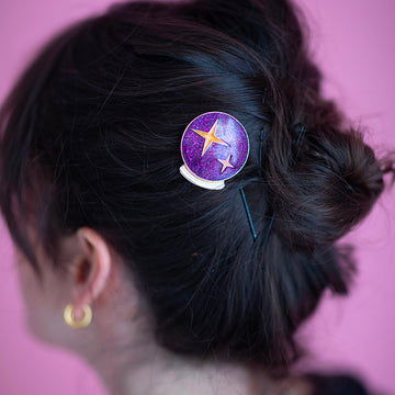Bijou clip en forme de boule de cristal violet doré porté dans cheveux