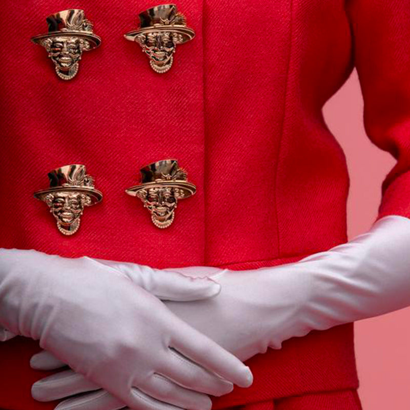 Bijou jewel clip queen elizabeth reine d'angleterre Elisabeth II porté en boutonnière sur tailleur rouge et gants blancs