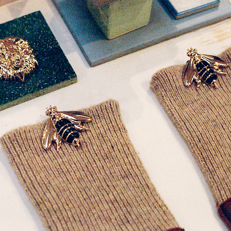 Bijou clip en forme d'abeille noire et dorée sur chaussettes