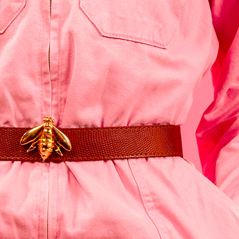 Bijou clip en forme d'abeille dorée porté sur ceinture
