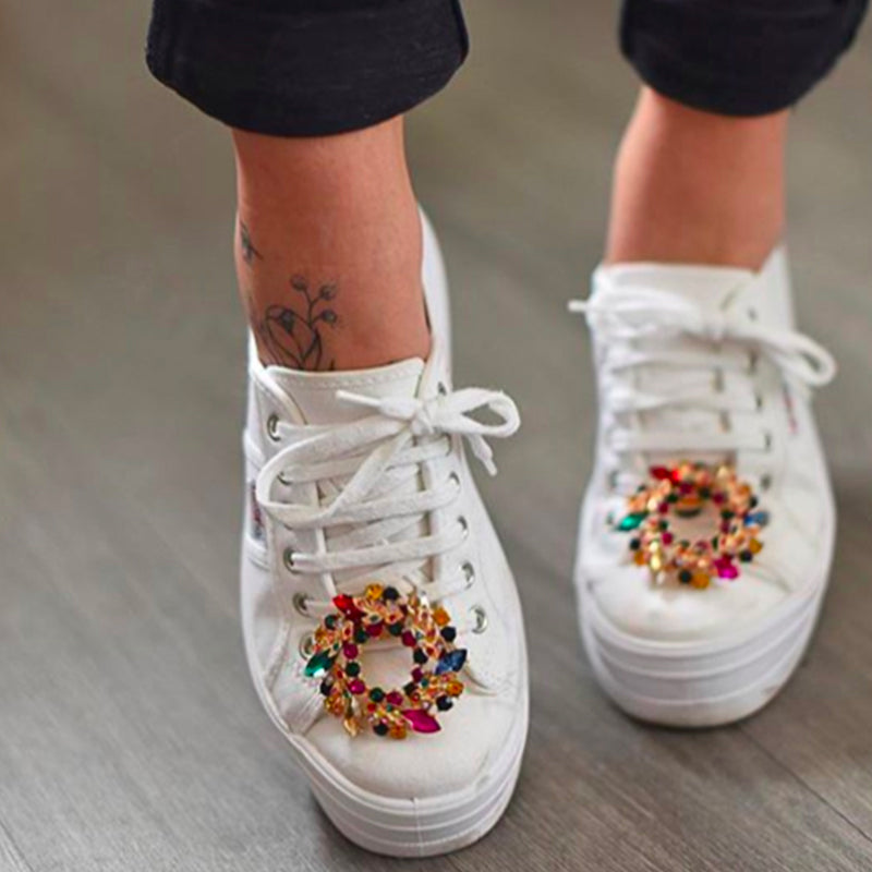 Bijou clip couronne strass multicolores sur baskets blanches