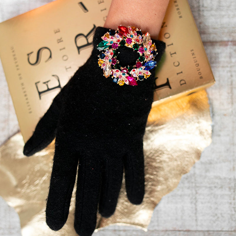 Bijou clip couronne strass multicolores sur gant noir