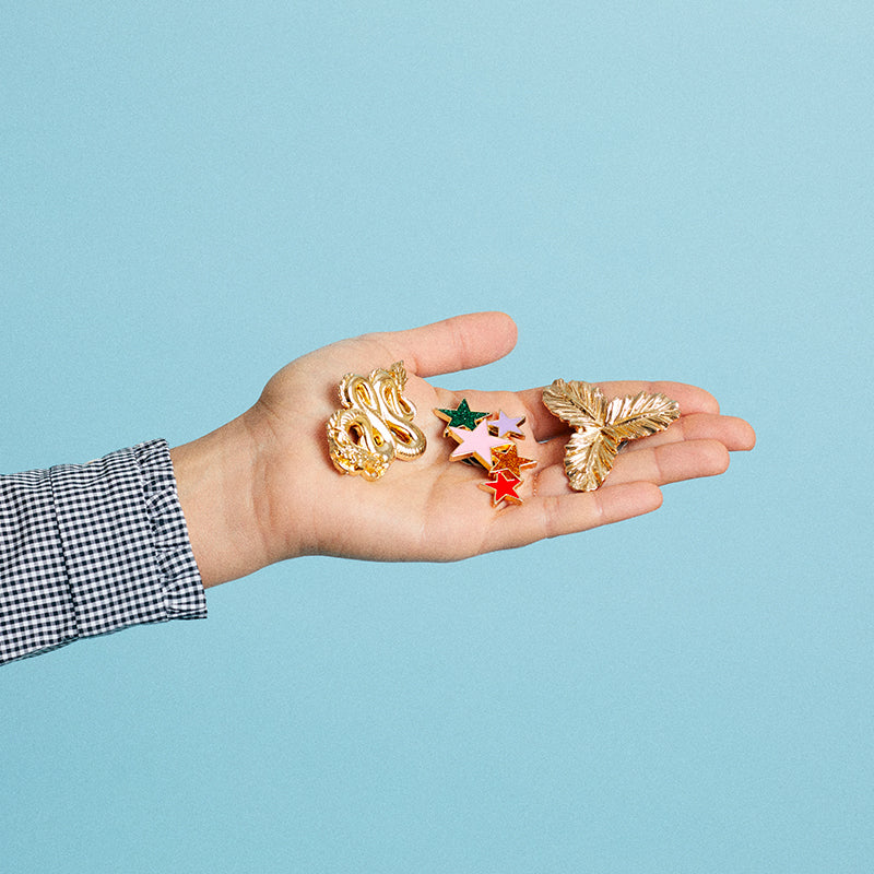 Bijou clip étoiles colorées collection posé sur main ouverte