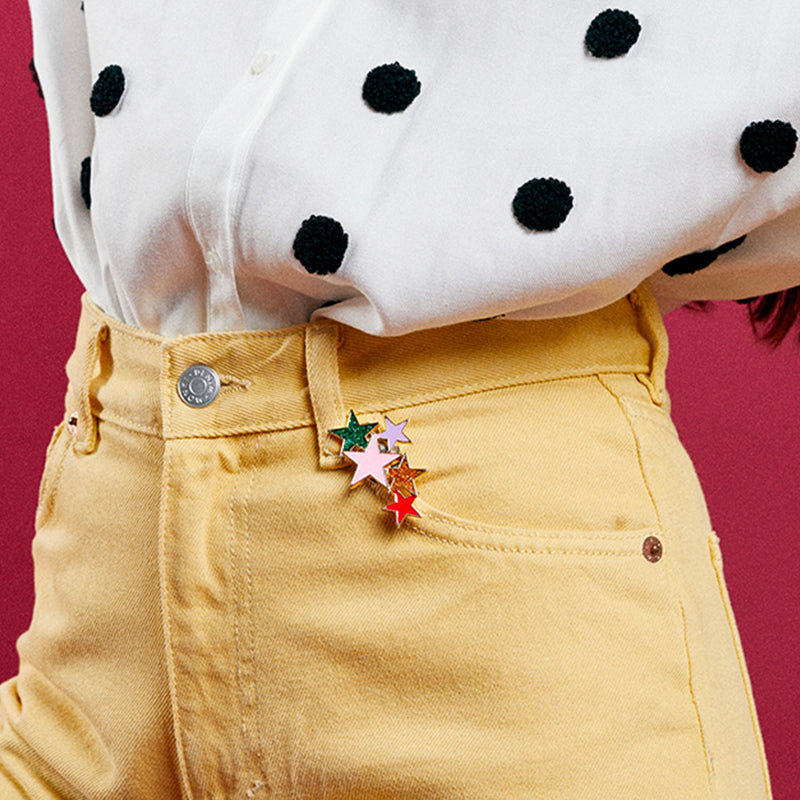 Bijou clip étoiles colorées porté sur poche jean jaune pâle