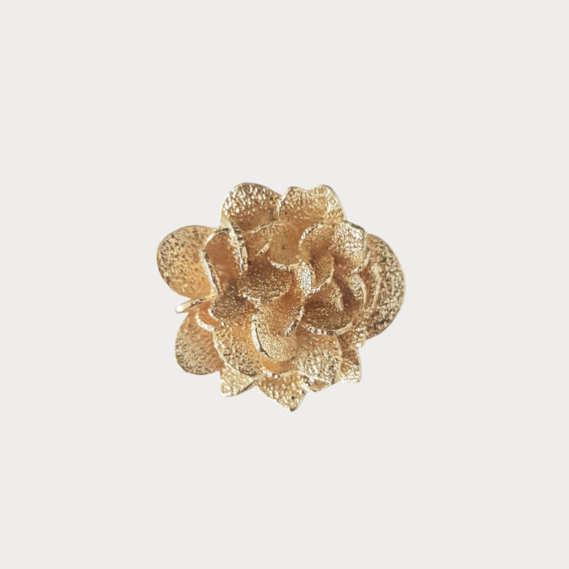 Bijou clip doré qui représente une rose des sables de la marque Clap Paris