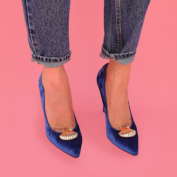 Bijou clip coquillage doré porté à la paire sur escarpins velours bleu