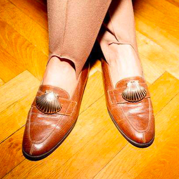 bijou clip coquillage doré porté à la paire sur mocassins