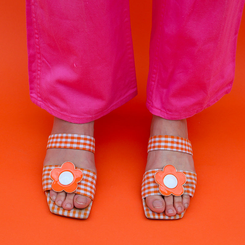Bijou clip fleur sixties orange et blanche sur sandales à carreaux orange