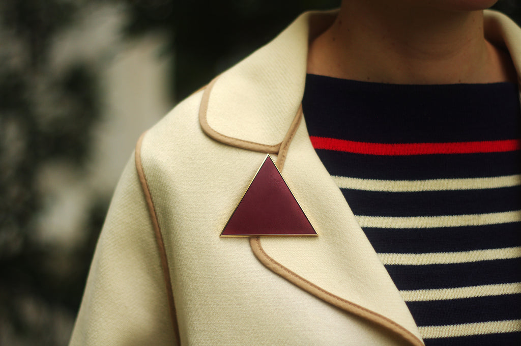 ZIGGY GRENAT, clap bijoux triangle couleur grenat, métal zamac