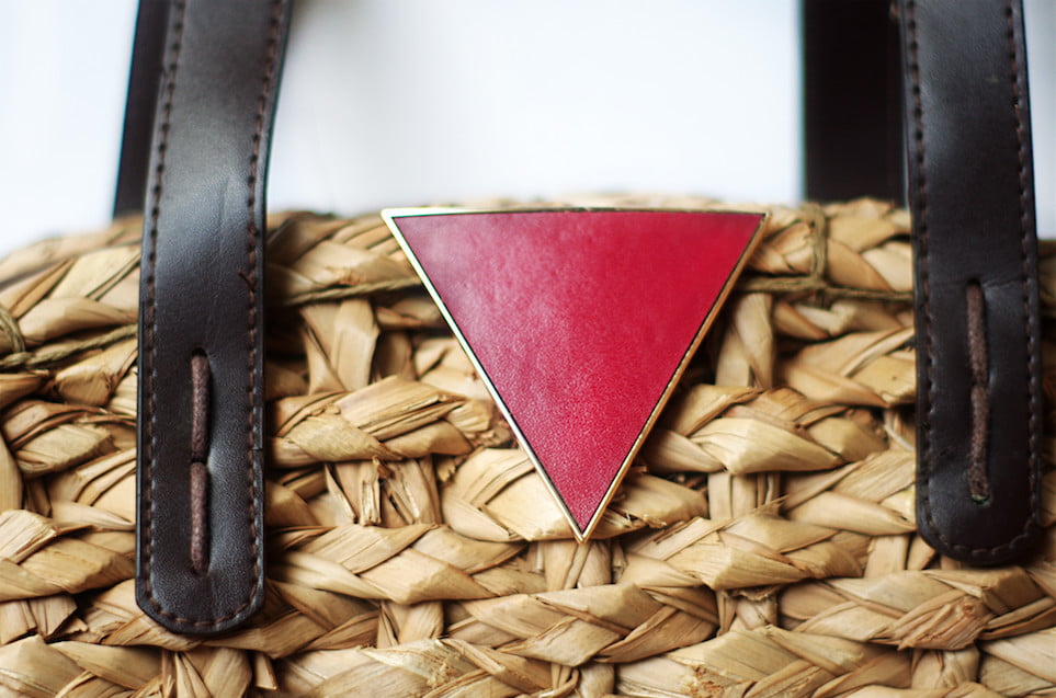 ZIGGY GRENAT, clap bijoux triangle couleur grenat, métal zamac